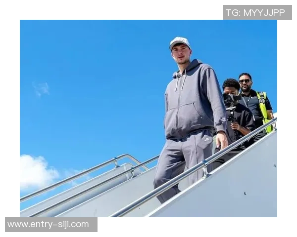 浓眉称赞弗拉格学习能力强助其适应比赛节奏并做出正确决策